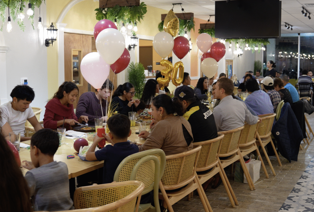 Familias disfrutando en Aldo's Restaurante Hispano en Bensalem PA